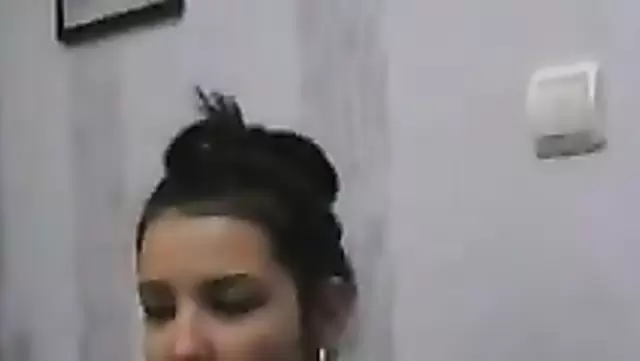 Узбекская девушка показала другу попку