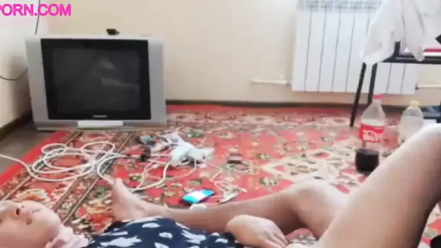 Нежно ебет узбекскую жену в хиджабе во влагалище