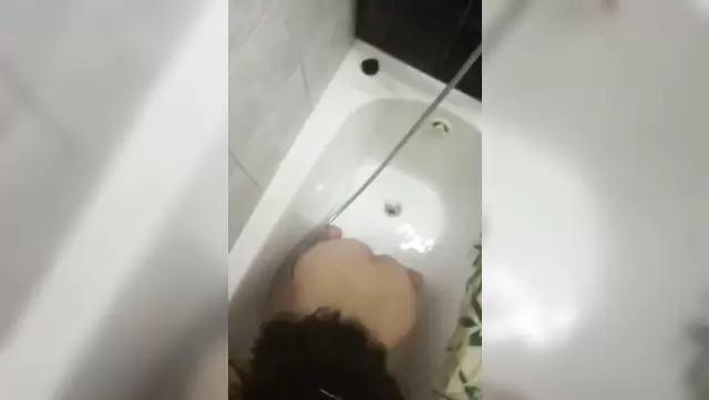 Голая узбечка отсосала другу в ванной