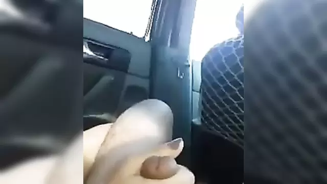 Узбечка медленно сосет любимому в машине